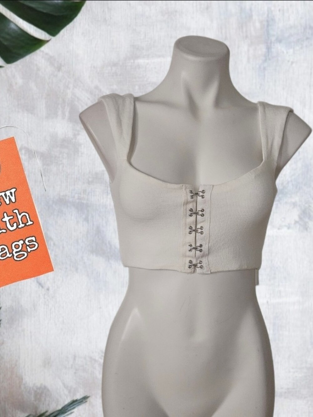 NWT/ Tic Toc Hook-and-Eye Ribbed Crop Top Medium